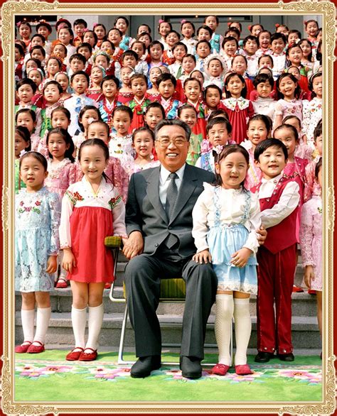 朝鲜图片展：金日成与儿童们在一起_凤凰网
