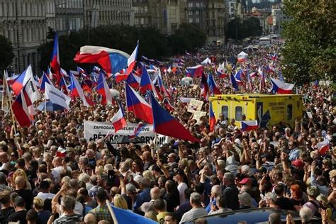 捷克爆发抗议！7万人涌布拉格街头要求解决能源危机，反对欧盟北约_手机新浪网