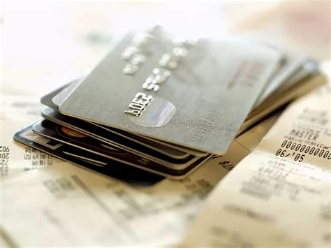 银行工作人员提示，手上还有信用卡的，不注销迟早会后悔的__财经头条