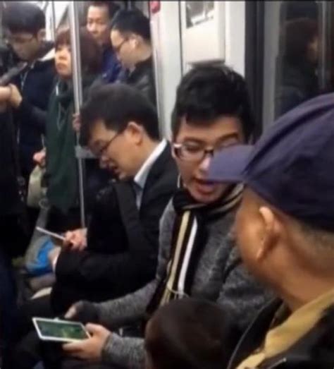 地铁上男子没给老人让座,被老人数落：相信你累,但你是没道德的