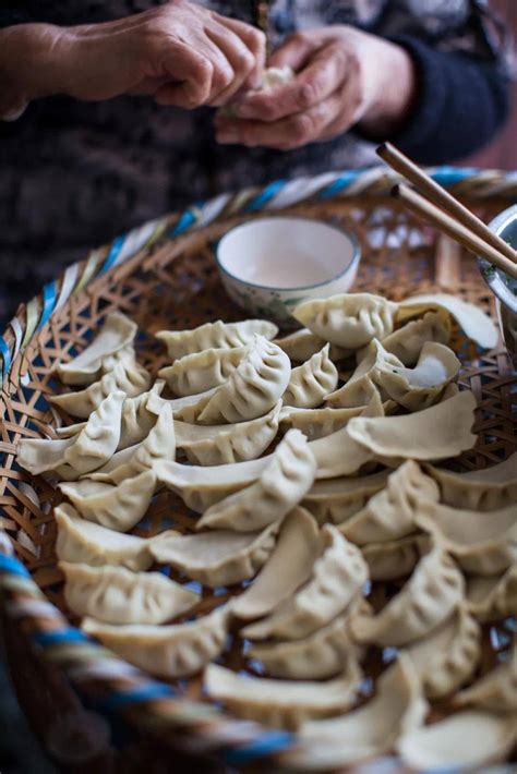 春节为什么吃饺子 中国过年吃饺子的寓意是什么_万年历