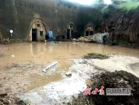 甘肃成县接连遭遇强降雨 多地山体滑坡道路垮塌-图片频道