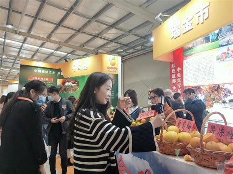 以橙为媒 带动更多农民致富——探访2021赣南脐橙博览会展厅瑞金馆 _www.isenlin.cn