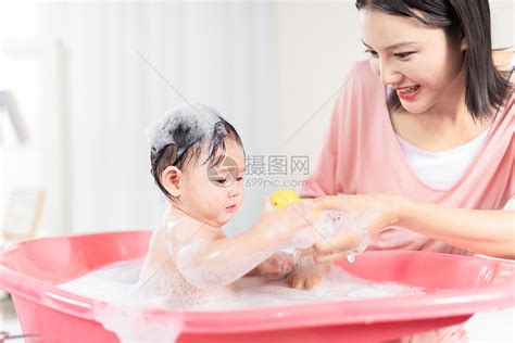 妈妈给宝宝洗泡泡浴高清图片下载-正版图片501405278-摄图网