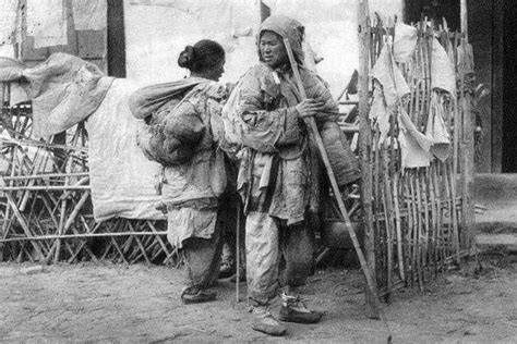 古时旧中国的百姓生活的真实影像,看清朝末年百姓的生活老照片：穷人衣不蔽体，孩子已饿得奄奄一息-史册号