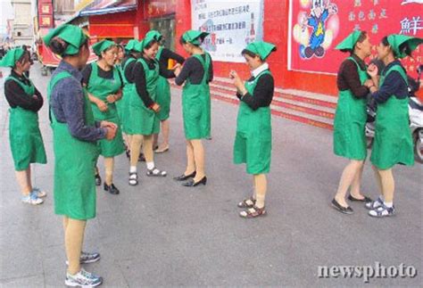 图文：拉萨的藏族饭店女服务员_新闻中心_新浪网