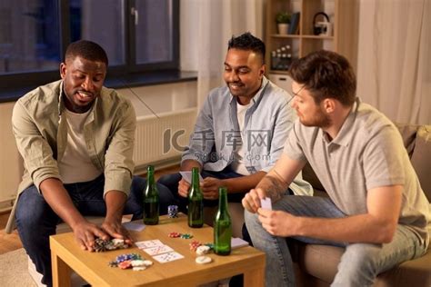 休闲游戏、友情和赌博——男性朋友晚上在家打牌喝啤酒。人物特写商务洽谈高清摄影大图-千库网