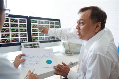 经验丰富的男工程师在现代工厂办公室坐在桌边分析计算机数高清图片下载-正版图片505418906-摄图网
