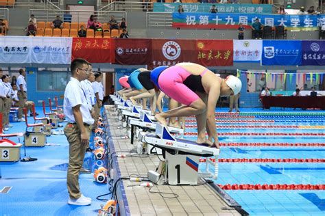 图文：中国游泳队冬训迎新年 选手在训练中-搜狐体育