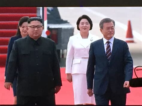 朝鲜代表团抵达平昌冬奥会奥运村 女队员热情挥手 - 封面新闻
