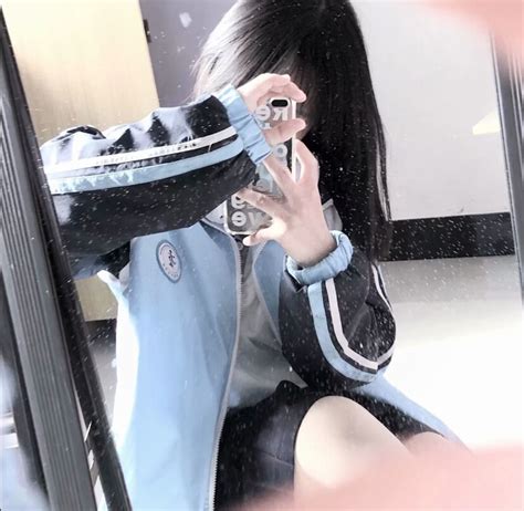 女生遮脸照图片