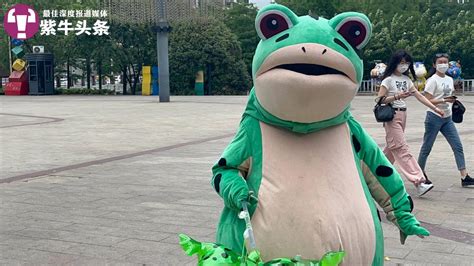 青蛙玩偶的搞笑瞬间，为了生活卖孩子_腾讯视频
