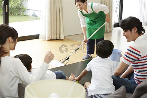 家政女保洁使用吸尘器打扫卫生高清图片下载-正版图片502110202-摄图网