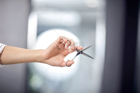 女手握剪刀白色高清图片下载-正版图片503038572-摄图网