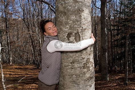 抱着树的女人高清图片下载-正版图片501447539-摄图网
