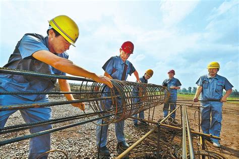洛阳高新区银隆新能源洛阳产业园建设工地 工人在绑扎柱基钢筋-大河网