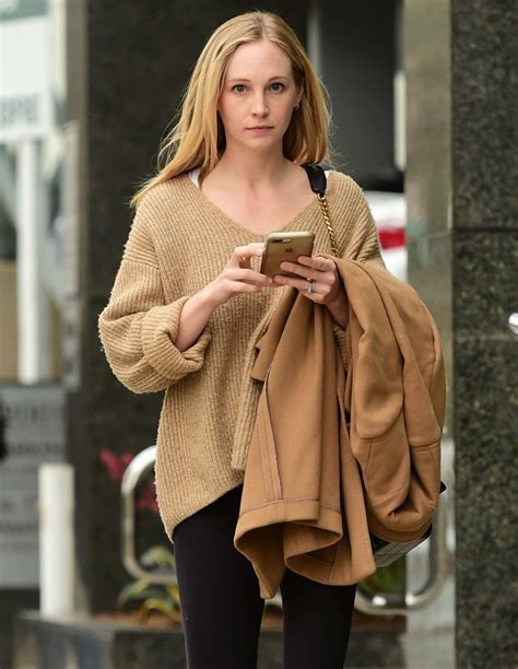 《吸血鬼日记》女星现身洛杉矶街头，她看上去依然少女感满满！