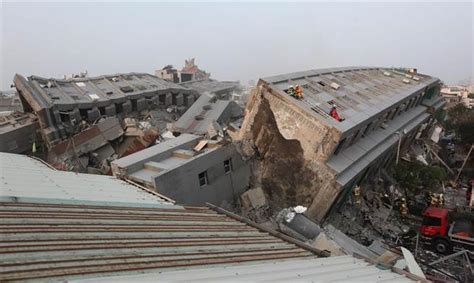 台湾地震倒塌大楼梁柱内发现色拉油桶_手机凤凰网