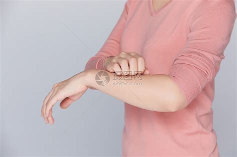 女性身体不舒服手臂发痒高清图片下载-正版图片501683946-摄图网