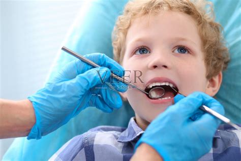 人,医学,口腔科保健快乐的女牙医与镜子检查病人女孩牙齿牙科诊所办公室高清图片下载-正版图片300667550-摄图网