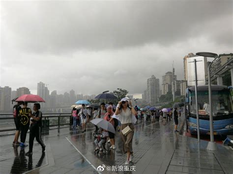 重庆第N次入夏失败 暴雨突袭行人被困轻轨站|暴雨|轻轨站|行人_新浪新闻