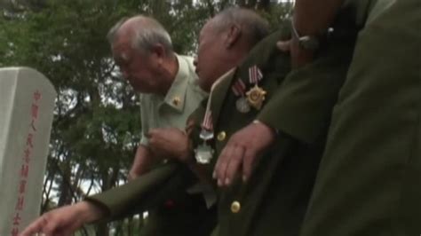 志愿军老兵重返朝鲜，平壤烈士墓前长久跪拜失声痛哭_凤凰网视频_凤凰网