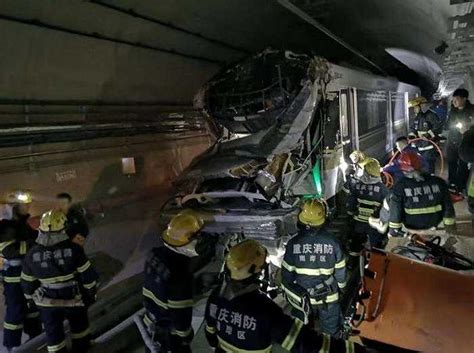 重庆地铁在隧道中撞上人防门，四人受伤送医|界面新闻