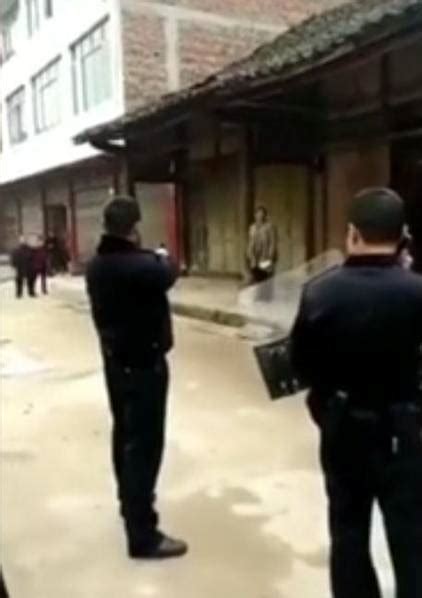 四川:男子持刀与民警对峙后被射杀