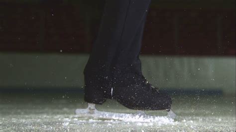 慢动作低角度观看女子在溜冰场上练习花样滑冰/默里，犹他州，美国视频素材_ID:VCG42N1151005504-VCG.COM