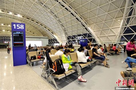 广州广州机场飞机场候客厅航班信息摄影图配图高清摄影大图-千库网