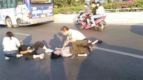三县洲大桥女孩遇车祸昏迷 军人上前抢救20分钟 - 综合资讯 - 文明风