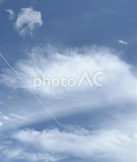 空と雲と飛行機雲 - No: 26546308｜写真素材なら「写真AC」無料（フリー）ダウンロードOK