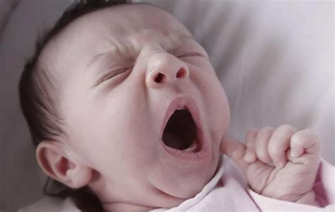 宝宝老打哈欠，如何分辨宝宝是犯困还是缺氧？-深圳多喜娃