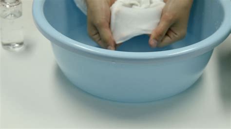 黑笔水弄到衣服上怎么洗掉 需要这6个步骤！_伊秀视频|yxlady.com