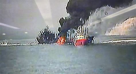 长江口两集装箱船碰撞一船翻扣 救起11人失踪5人_凤凰网视频_凤凰网