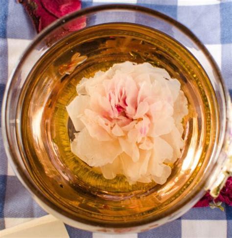 【玫瑰花泡水】玫瑰花泡水的功效与作用_玫瑰花泡水的药用价值_绿茶说