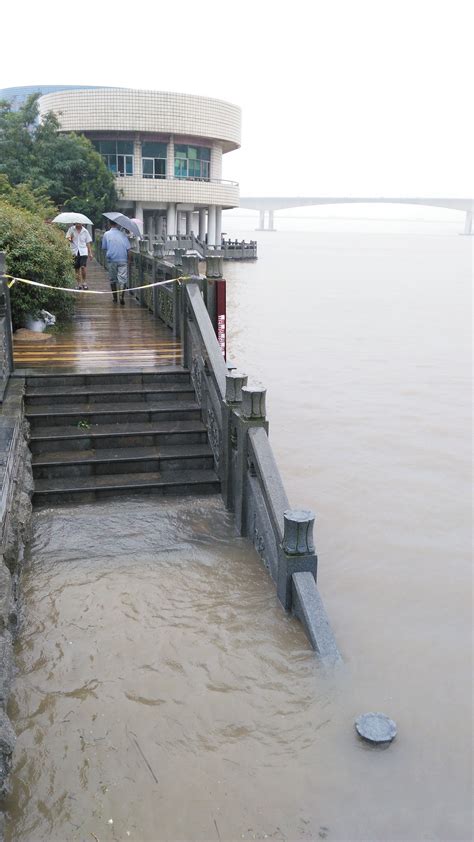 无人机航拍：“长江1号洪水”过巫峡(图)--天水在线