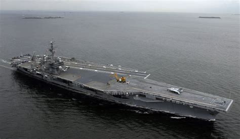 美小鹰号航母驶离日本横须贺执行最后一次任务 - 美国军事 - 全球防务
