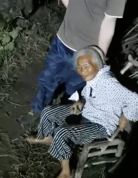 暴雨后，86岁独居老人倒在泥沟，幸好被他们发现！_我苏网