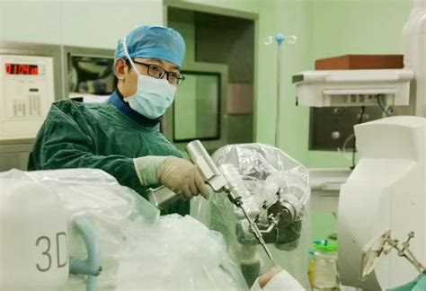 天玑骨科手术机器人携手3D显微镜成功完成高难度上颈椎手术__凤凰网