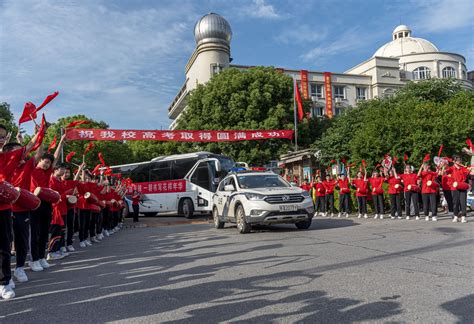 目送儿女进考场，拳拳天下父母心｜城市摄影队_武汉_新闻中心_长江网_cjn.cn