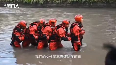 消防真人演示遇到洪水如何自救_凤凰网视频_凤凰网