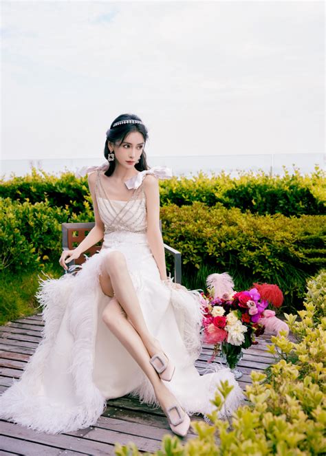 杨颖天鹅羽翼白裙写真释出 露出精致锁骨太美了——上海热线娱乐频道
