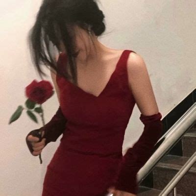 温柔抱花女生头像