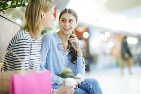 两个休息的女生在大型现代商场闲聊而高清图片下载-正版图片505863765-摄图网