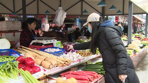 记者走访遂宁菜市场：春节后肉、菜齐降价↓ - 遂宁市人民政府