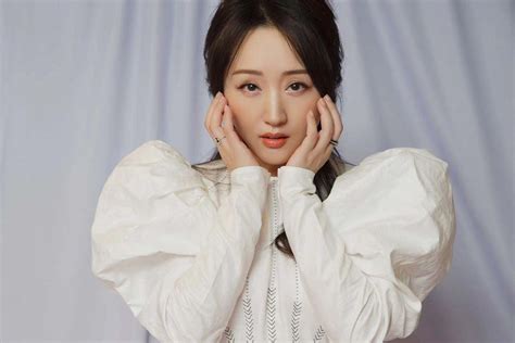 杨钰莹十大经典歌曲排行榜：《深秋》上榜，第二温柔且动听 - 音乐