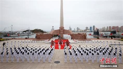 中国海军成立纪念日举行仪式致敬人民海军英雄_凤凰网