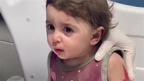 加沙地区遭到空袭后，被救出的加沙小女孩眼中充满恐惧_凤凰网视频_凤凰网