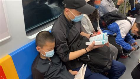 父子利用通勤时间在地铁上全程看书：家长是孩子最好的榜样